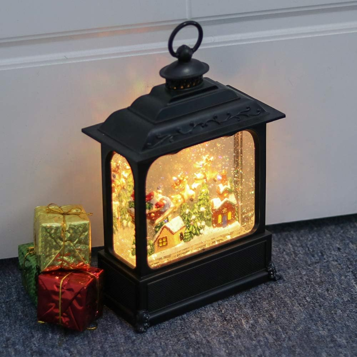 Beleuchtete Schneekugel-Laterne mit Geschenken