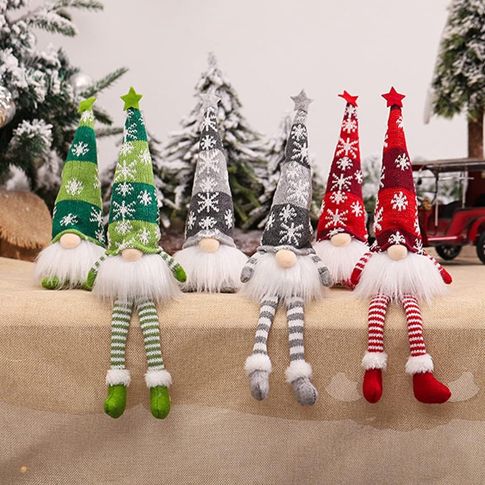 Weihnachtswichtel mit Strickmütze in Grün, Grau und Rot
