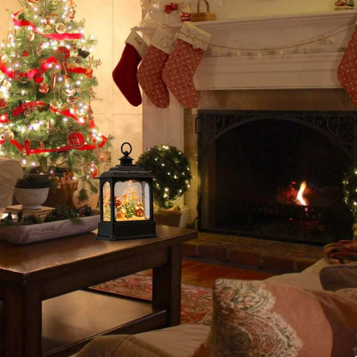 Schneekugel-Laterne im weihnachtlichen Wohnzimmer
