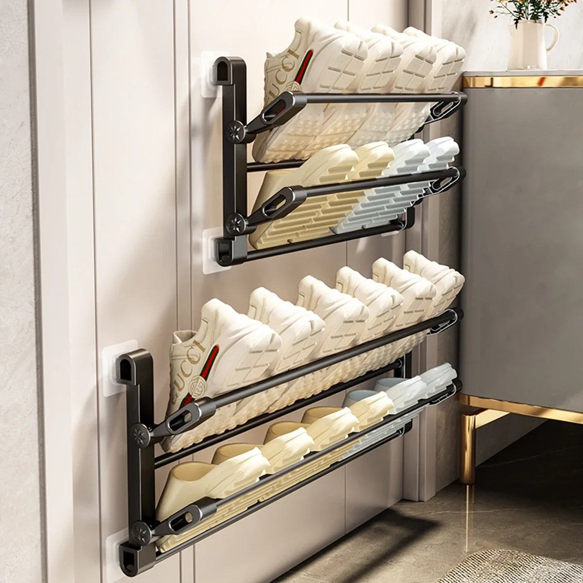 Wandmontiertes Schuhregal mit Drainagesystem